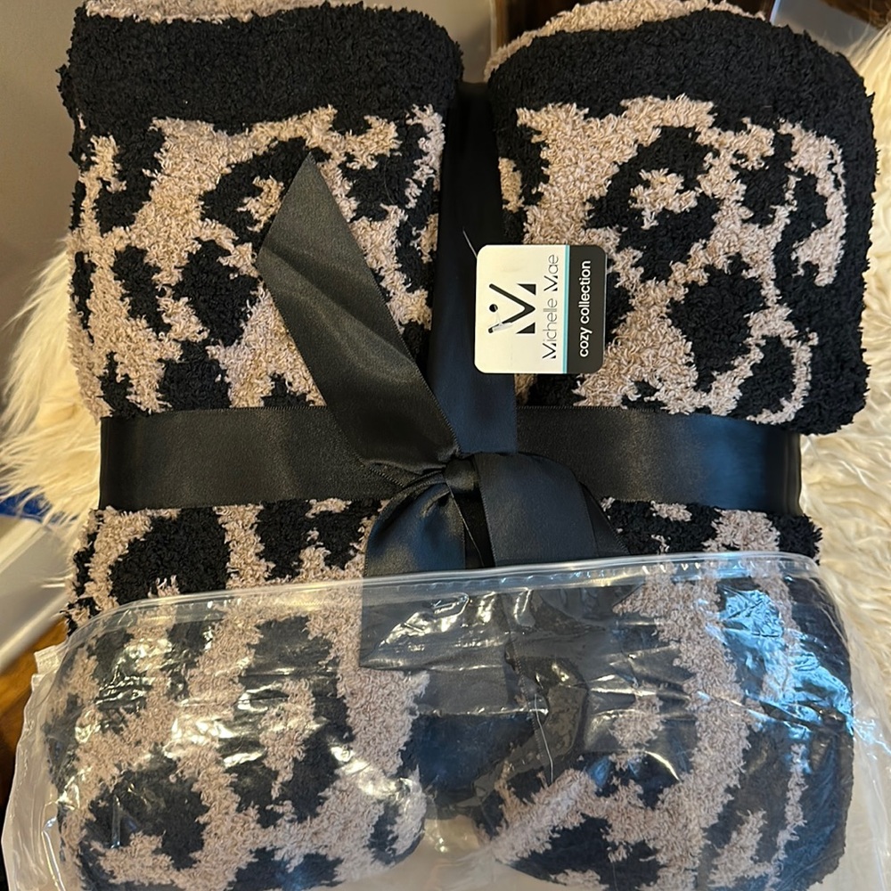BNWT cozy leopard blanket